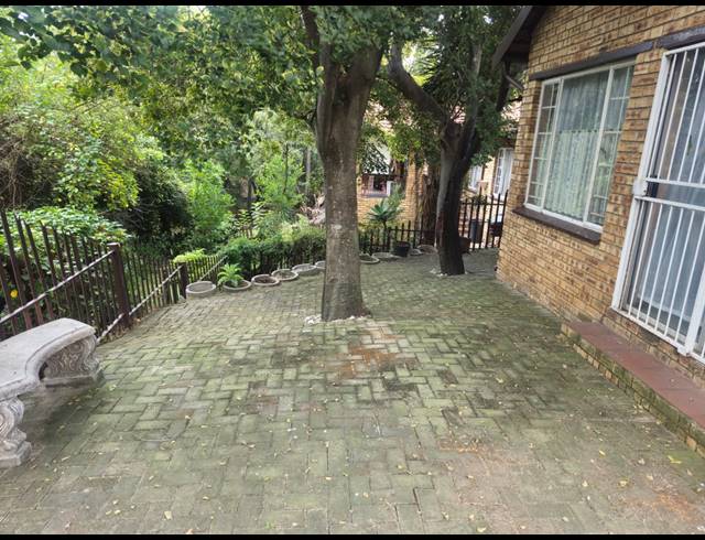 4 BEDROOM TOWNHOUSE FOR SALE IN SAFARI GARDENS